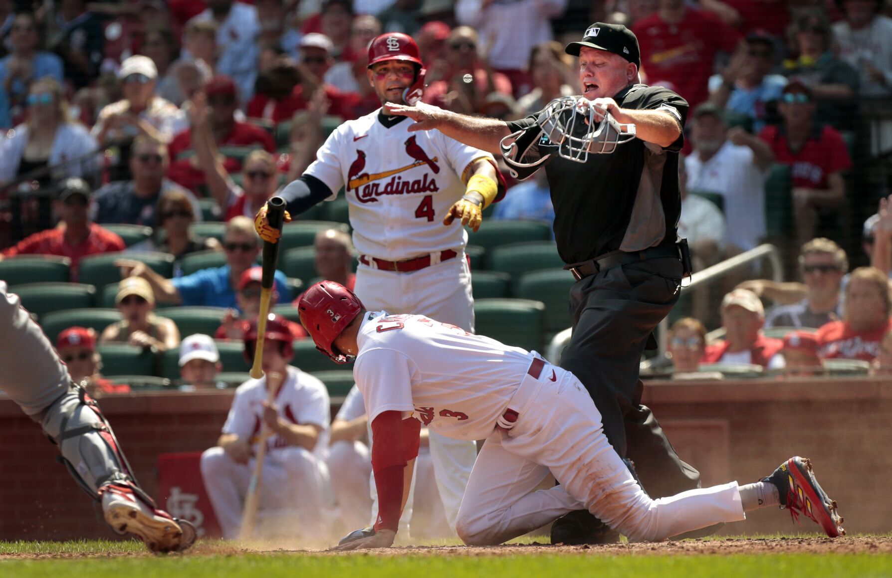 Cardinals beat Reds 5-1 in first game of doubleheader